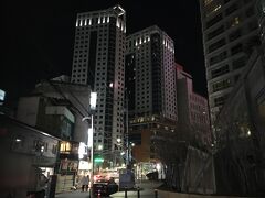 仁川空港を脱出してもう夜7時。
朝6時台の特急乗って夜着いて、意外と大掛かりでした。隣の国とは言え案外大変…
なお仁川空港では飛行機が着陸したら、すぐ地下鉄？のようなものに乗せられ、「荷物まだ取って無いのに電車？」と焦りましたが、付近の中国人集団について行き、入国審査を経て何とか荷物を確保できました。その後は、特急でソウルへ。座席は大阪弁の女性集団に囲まれ、どこか不思議な気分でした。