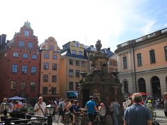 ストールトルゲット広場 (Stortorget)へ、、

この広場は　まるでおとぎの国の様、、
カラフルな古い商館が並び、、
広場の中央には石造りの泉、、
