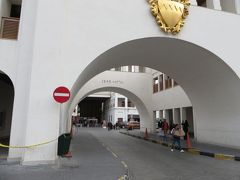 そもそもこの商店街は、この門の前に広がる繁華街だったみたいで、
門自体も見どころらしいのですが、そろそろお腹が空いてきました。