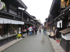 高山の中橋を渡った後、「古い町並み」を散策します。
江戸時代に商人町として発展した町並を保存しているんだそうです。