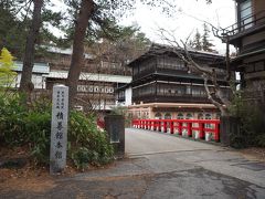 途中、上里SAでの休憩を挟み、12時半に四万温泉に到着。今日の宿である積善館に荷物を預け、温泉街を散策。