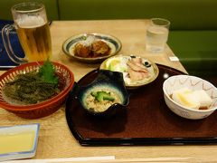 那覇空港内で夕食を。沖縄料理専門店は結構混んでいたので、和食レストランで
沖縄料理を注文。