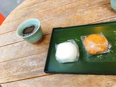 ふもとに着いたので高尾山口駅に向かう前にどこかでお茶をしようと思って観光路に向かいましたが、丁度16時になったところで殆どのお店が閉まってしまいました。ということで空いていたこのお店で高尾まんじゅうを食べて山を後にしました。なんか蒸したてのまんじゅうをもらったので暖かかったです。
山の風は若干寒かったけど、良い一日でした