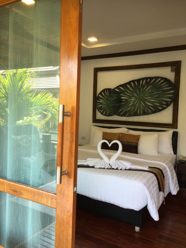 ベランダから見たお部屋の様子。このキングサイズのベッドがとても寝心地がよくて、旅先のベッドとしては今までで最高だったかもしれません。家に持って帰りたいくらいでした。