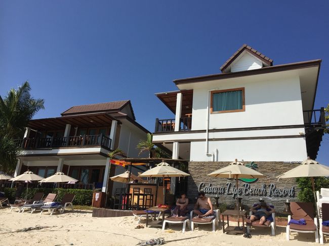 私たちが泊まったのは東側のサンライズビーチに面したカバナリペビーチリゾート。こじんまりとしたホテルでプールもレストランもありませんが、ビーチが目の前で、全体的に新しくて清潔でとても快適でした。