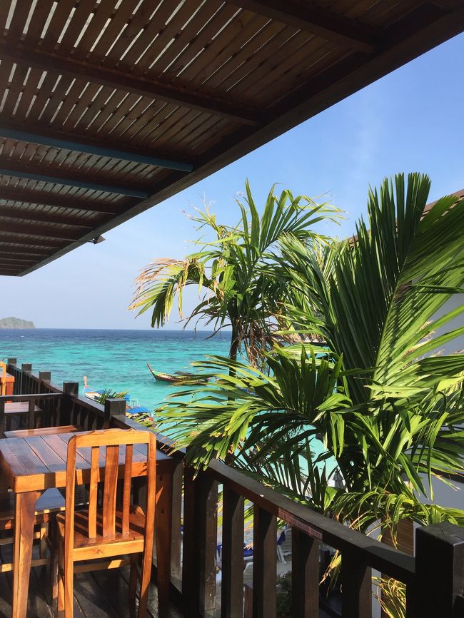 オーシャンフロントではない安いお部屋でしたが、それでもこの眺め。<br />