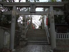 玉造稲荷神社からさらに南下します。
歩いて５分くらいで三光神社です。