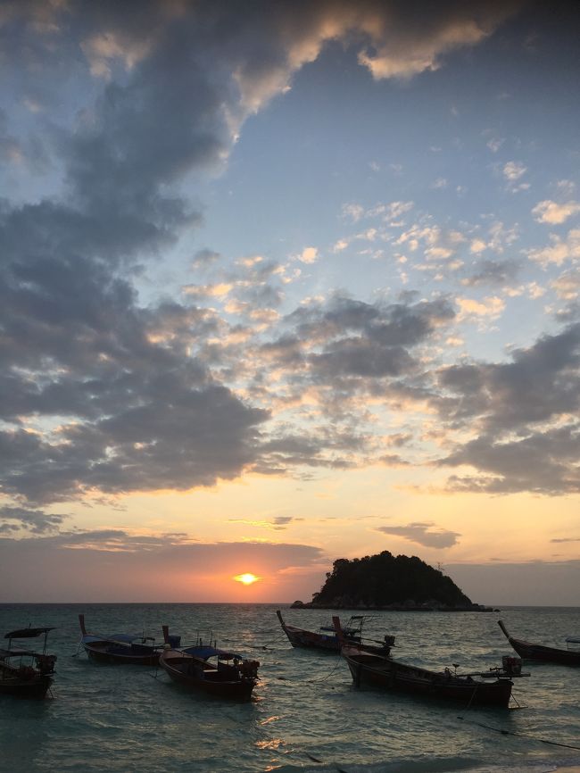 朝、6時半に起きて外に出ると、ビーチの名前のとおりサンライズを見ることができます。観光客と地元の人と地元の犬たちとみんなで一緒に見る日の出。潮の満ち引きがあるので、同じ時間でも毎日違う景色をみることができます。