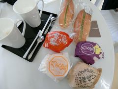 みはら歴史館にて朝食。
八天堂のクリームパンと平野園の濃抹茶しゃりしゃりプレミアムパン。
