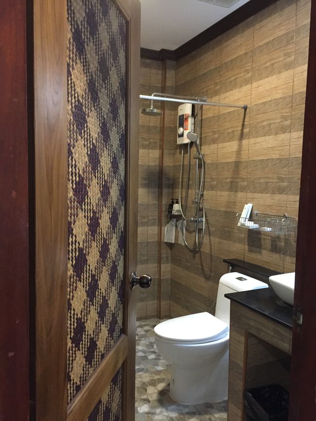 バスルームもきれいで、少し勢いが物足りないけどシャワーのお湯もちゃんと出ます。水道の水が少し濁ることがあったので、歯磨きはミネラルウォーターを使いました。お水は毎日500mlのペットボトルが無料で補充されています。