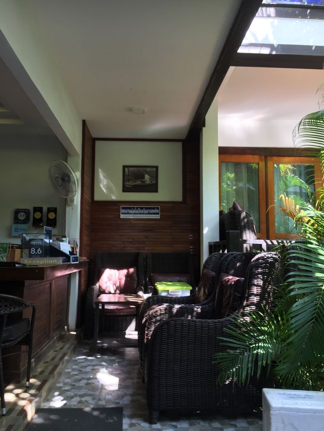 こちらがレセプション。スタッフの人たちはみんな感じがよくて、対応も早いです。翌朝の朝食の注文カードはここに出します。お部屋の鍵は持ち歩いてもいいし、ここに預けてもOK。ランドリーサービス（1キロ80バーツ）をお願いすることもできます。