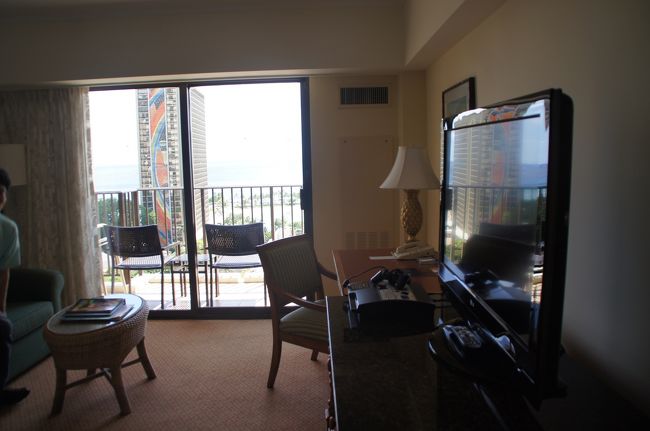 ホノルル空港からタクシーでヒルトンまでやってきました。<br />特に予約せず、係の人の誘導に従って乗り込みました。<br />空港からヒルトンまで、メーターが39ドルだったので、50ドルを渡すと、運転手の中華系のおじさんはニコニコしてくれ、「チップは、このくらいでOKなんだなー」と学びました。<br /><br />ちょうどチェックインタイムの1時間前で、2グループ待ち。列の待ち時間は、10分もかかりませんでした。ヒルトンのチェックインの悪評を聞いていたので、早くてホッとしました。<br />「リゾートビューでいいや」と思っていて「１日につき63ドル追加したらオーシャンビューにしますよ」と提案してくださいましたが、「今回は初めてのハワイだから、いろいろ観光したいし、泳ぎに行くだけだから、そのままでいいです」と言いましたが、「初めてのヒルトンですから、サービスで、今回はタダでアップグレードしますよ」と言ってくださいました。なんてラッキー＼(^o^)／<br /><br />カリアタワーのこちらのお部屋に、すぐに入ることが出来ました。ヒルトンの評価が、うなぎ登り。