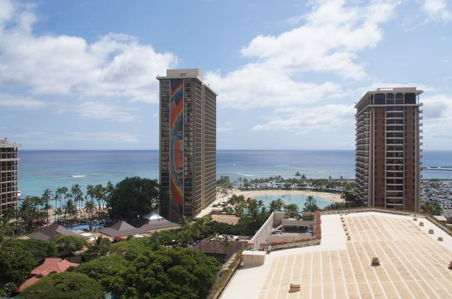 10Fのお部屋からの眺め。<br />憧れのレインボータワーと海が見える！！<br />すご～～～い ！嬉しい＼(^o^)／☆☆☆ <br /><br />1泊323.54ドル+リゾートチャージ35ドル。<br />ヒルトン・ハワイアン・ビレッジのカリアタワー宿泊7泊(税サ込)で、合計2509.78ドルかかりました。高いけど、夏休みのハワイでなら、まずまず・・・かな。不満は一切ございません！