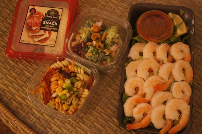 ハワイで初の夕飯は、まさかのABCストア飯！<br />機内食の後、お友達家族と超Bigなスムージーを飲んでしまったせいで、お腹が空きませんでした。<br /><br />噂に聞くヒルトン内のABCストアを覗いてみて、「このくらいでいいかもねー」と、これで済ませてしまいました。<br />・ブロッコリーのサラダ(3.79ドル)<br />・パスタサラダ(3.75ドル)<br />・シュリンプカクテル(16.99ドル)<br /><br />サラダはチーズが濃いめで、子どもの口には辛すぎました。エビも美味しいとは言い難かったですが、チェブすけはエビをものすごい勢いでペロリと食べてしまいました。これと、西瓜中心のカットフルーツ(3.99ドル)で十分。<br /><br />おつまみに買った6.99ドルのサラミとチーズのセットは、「こんなの食べたことがない！」というほど口に合わず、残念ながら夫婦で数枚しか食べられませんでした。アメリカ人と味覚が違うのかな。。。