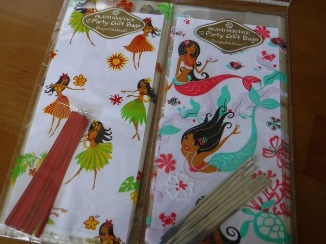 こちらのハミルトン・ブティックさん、日本人客も多いのか、店員さんも日本人がいて、日本語でアドバイスしてくださり、ハワイで初めて入ったお店だっただけにビックリ！すごいな、ハワイ。<br /><br />娘は、上の写真のヘアゴムなどを自分やお友達の為に選んで目がキラキラしていましたが、私がときめいたのは、こちらのハワイ柄のセロハンバッグ(12枚入りで2.99ドル)。8柄くらいはあって、悩みに悩んで2種類にしぼりました。ぎっしり詰めるのではなく、ゆったり入れて、少しふくらましてラッピングするのがポイントですって。もう半分以上使ってしまい、残りが少なくなってます。。。