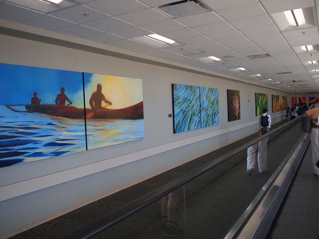 入国審査に到着するまでに、素敵な絵画がお出迎え。ステキです(о´∀`о)