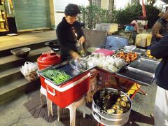 朝食はコンビニ前の屋台です。