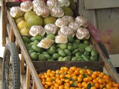 バトゥーサイのそばで果物売りを見ました。