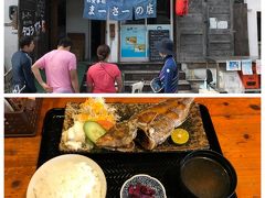 何はともあれ、お腹が空いた。ビーチに続く道にあるまーさーの店で島魚定食（確か1000円）をいただく。揚げた魚はさくさくしてなかなか美味。魚の名前も教えてもらったけど、忘れてしまった