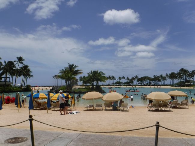 トロピックスで朝食とお手洗いを済ませたら、既に下に水着装着済みなので、早速ラグーンへやってきました。<br />夏休み中なので、案の定、人が多いですf(^_^;