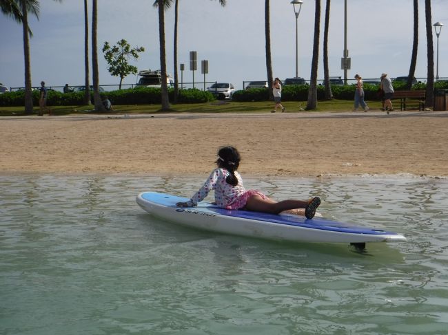 ここから、立つぞー、と。<br /><br />コノは、ヘルシーで、強くて優しくて、私達のお気に入りの役だったので、シーズン7までで降板してしまい、とても悲しかったです。<br />チンとコノが同時にいなくなってしまい、DVDはもう買わないかも・・・。マクギャレットもダノも、アダムも大好きなので引き続き応援します！が、このままドラマは勢いと忠実なファンを失っていくのかも・・・。そんなのイヤだな(>_<)<br />今回はFive-Oのおかげで、ハワイ旅行が、よりはしゃげるものにできた感じがします。