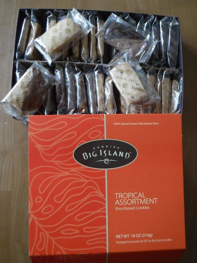 さて、満腹になり、「さあ、帰ろう！」じゃダメなんです。なんと言っても、この日が宿泊最終日。お土産類も買いきって、荷物をまとめたい。<br /><br />本当は、アラモアナ・センターとかで買い物したら良かったのでしょうが、この日もチェブすけと水遊びの約束があるので、時間短縮のため、ロイヤル・ハワイアン・センターからも近いT・ギャラリア(DFS)へ。<br />ついでに、現金がなくなり不安だったので、DFSの外貨両替もしとこうと考えました。<br />1万円をドルに。レートは114.380ドルで、1万円は87.43ドルに。ドルが高い(-_-)<br /><br />クッキーも、もっと悩めば良かったのですが、両家の親達に会いに行くのに、パッケージに高級感があり、ハワイ島だとしても「元祖」的な安心感のある、ビッグアイランド・キャンディーズのショートブレッドを。18オンスのトロピカルアソート。1箱37ドル。<br />もちろん我が家用にも1箱。よく考えたら、かなりの出費でした。<br />本当は、お菓子類は、出国前に空港でも買おうと思っていたのですが、いつもの計画の穴により、空港でのショッピングの時間がなくなってしまうという大いに反省する出来事があったので、ここで買っておいて、本当に良かったです。