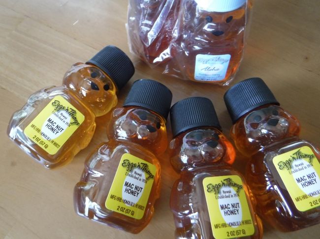 そんなに混んでいるようには見えませんでしたが、30分弱ほど待ちました。<br />どこも混んでいるだろうからと、お土産を見ながら、おとなしく待ちます。<br /><br />マカダミアナッツの蜂蜜を、人様のお土産用に。2oz(60ml弱)のハチミツを6本。1本4ドルで、可愛いけど、かなり割高f(^_^;