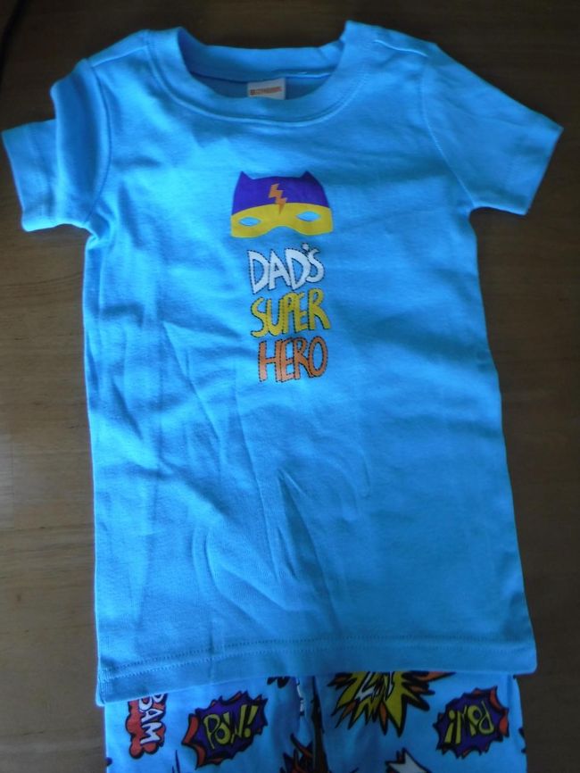 同じくGYMBOREEのパジャマを甥っ子くんに。<br />うちは残念ながら一人っ子なので、姉弟のお揃いを買えるのは楽しかったです。<br />価格は、姪っ子ちゃんのと同じ。<br /><br />写真は残していないけれど、買って良かったのは、ズバリ、子供用パンツ(笑)。元々1枚6ドルくらいなのですが、2.67ドルに。アメリカンな柄が可愛くて、子供がそれらばかり喜んではくので、もっと買えば良かった。ユニコーンと虹とか、可愛いヒトデとか、洗うのも楽しい(^-^)<br /><br />ところで、こちらのGYMBOREEさんでお買い物していたら、3人くらい、3～7才くらいの日本人の男女子供達が店内を走り回っていて、商品のかかるポールの下に隠れたり、ハンガーを落としたり、目に余るほど。<br />いつもより可愛い商品を大量に買ってもらって、お友達か兄弟と、ハワイという非日常の中にいて、楽しくて興奮状態なのだと思うけど、明らかに危なく、また日本人の印象が悪くなるのも嫌で、近場で騒がれた際、「危ないから、ここで遊んではダメだよ」と一言言うと、不穏な空気を察知した保護者の方が「怒られちゃうから行こう！」と急いで、みんなで出ていかれました(-_-)<br />私も子供がいるし、様々な子供と接する機会があるので、大変さは分かりますが、マナーは大事。保護者のことを責めるのではなく、子供達にも「親(じゃないかもしれないけど)が僕達の為にお買い物してくれてる。私達の面倒を見てくれてる。私達もここは、いい子にしなくちゃ」的な感覚や「ここは、遊ぶ場所じゃなかった。他の人に迷惑かけている」というような意識を子どもとして、小さいうちに学んでいて欲しい。<br />多様性は大事にしたいけど、大人として、公的な場所での振る舞い方もさることながら、「自分」以外の誰かに対する気持ちの持ち方も、ぜひとも幼いうちに教えられる限り、伝えてあげたい。大人になってから学ぶのは難しいから、小さい人のうちから！<br />なのに、「怒られるから」って・・・、私が怒るときは、もっと鬼のように恐いわ！うちの子が店内であんなに騒いだら、買い物以前に外に出てお説教じゃ！と、少しイラッとしてしまい、夫に「ドウドウ」と抑えてもらいました(´д｀|||)私だって、悪者にはなりたくないさ。 