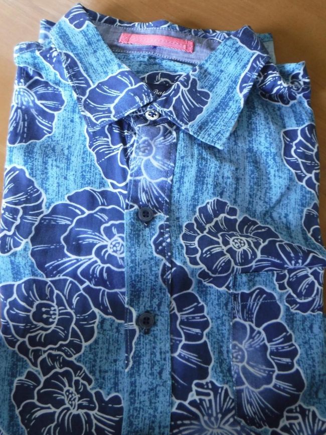 続いて楽しかったのは、Tommy Bahama。<br /><br />夫、夫の父と私の父にアロハシャツを買いに。<br />アロハシャツは、ほとんど50％オフ！男物でも、かなりカラフルなので、掘り出すのが楽しかったです(^o^)<br />写真のアロハシャツで、元値110ドルが55ドルに。素敵な柄が多くて、アレもコレも、悩みに悩んで、なんとか3点までしぼりました。<br /><br />気の毒なことに、夏休み中に、夫のお父さんが腕を骨折してしまい、Tシャツ等かぶる系の上着が着られなくなり、前開きで着られるアロハシャツが重宝されることに！買っておいて、良かった。