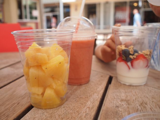 いろいろなカメラやらスマホやらで撮り、記録に残していたと思っていたのですが、買ったものが見つけられず。<br />1時間後、「ALOHA COFFEE &amp;JUICE」で小休止。<br />パイナップル(3.99ドル)、ヨーグルト(5.99ドル)、苺のスムージー(5.45ドル)などなど。<br />この時は私達しか座っていなかったですが、11:00以降は常に満席。どこのどの椅子にも人が溢れていて、休憩難民になりそうでした(ちょっと離れた場所にあるワイケレ・センターのマックに逃げて、回避)。