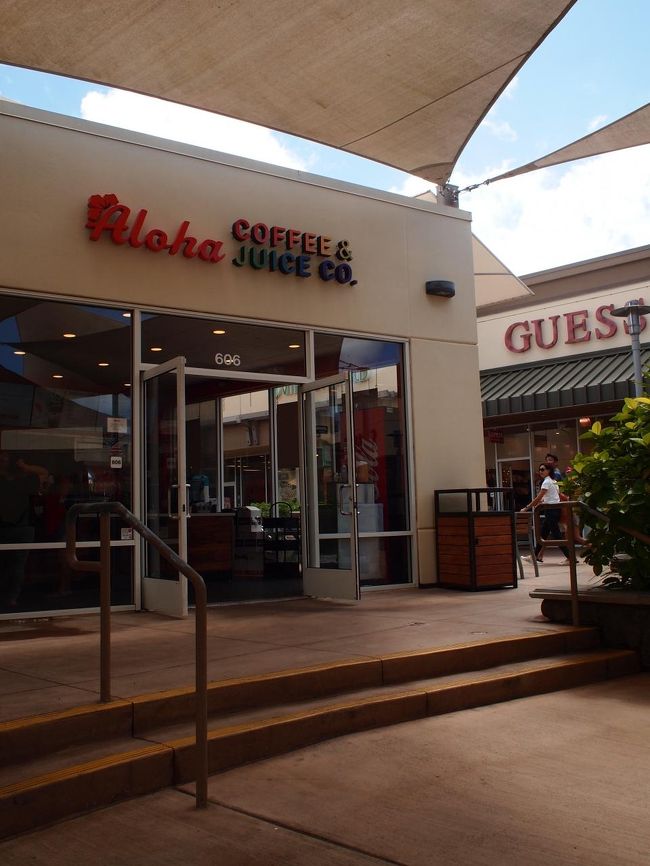 2018年7月28日(土) とんで3日め<br />ワイケレ・プレミアム・アウトレットへ。 <br /><br />最初は興味がなかったのですが、皆さんの旅行記を拝見していて、外してはいけない気持ちに。<br />たぶん最安値なんじゃないかと思う「ハワイVIPツアー」のワイケレシャトルにて、往復一人10ドルを、ネットから直前予約。小学生も同料金でした。<br />税金込みで3人で31.80ドル。<br />ワイキキ 8:30発、ワイケレ14:30発で予約。<br />行きは、小さいワゴン車にハングルが書かれた外装のものが、イリカイホテル前から出発。お客さんも私達以外、韓国の方々でした。<br />すごくガタガタ揺れたので、「お値段なりだね」と思いましたが、帰りは、ものすごく大きな観光バスが 来て、ものすごい安定感。同じ会社なので不思議でした。帰りは荷物があるので、広くて良かったです。あと、帰りの方がドライバーさんの愛想が良くて好印象でした。いつもそうなのかは分かりません。