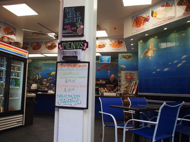 17:30頃 宿泊中のヒルトン内のBlue Water Shrimp ＆ Seafoodにて夕食を。<br />ほとんどの方がテイクアウトしますが、私達は部屋に臭いがつくのも、お料理が冷めてしまうのもイヤで、その場で食べていくことに。<br />私達が食べていると、サクラの役になったのか、しばらくしてすぐに満席に。中華系の方々と子連れの方が多かったです。<br />