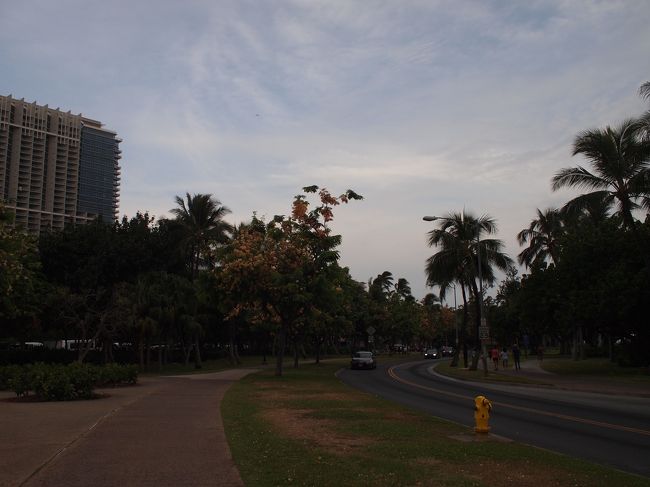 水遊びで疲れてしまい、夕食に出遅れてしまいました。18:00過ぎだけれども、ひとまず出てみます。<br />エッグスンシングスのサラトガ店まで。