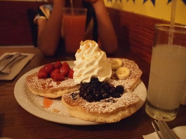 あとは、ホイップトサンプラー(13ドル)を。こちらは、普通に美味しい。<br />ここに、グアバジュース(5ドル)、レモネード(4.50ドル)、アイスコナコーヒー(5ドル)をつけました。<br /><br />アラモアナ店はファミレスみたいに広々していたけど、サラトガ店は狭くて、私達はお皿が全部乗り切らない小さなテーブルを3人で壁に向かって囲む羽目になり、くつろげず。<br />サーバーは、居てもいなくてもいい、むしろセルフの方が気がきいてるかもというレベル。<br />料理も、まあまあ・・・で、悪印象。アフタヌーンティータイムで、パンケーキのサンプラーとコーヒーのセットで10ドルだったこともあり、パンケーキは美味しかったのに有り難みがなく、残念でした。<br />アラモアナ店だけにしとけば良かったな。