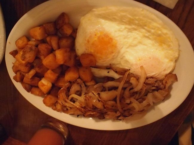 ステーキ リヴ・アイ ＆エッグス(20ドル)とマッシュルームと玉ねぎの付け合わせ(2.25ドル)を3人でシェア。<br />お肉は淡白、パサパサ系で、「美味しい」とは、お世辞でも言えない。