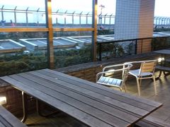 　成田空港で、展望デッキの見える席ですごします。
