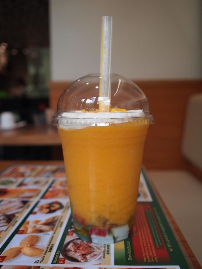 レインボー・マンゴー・スラッシュ(6ドルくらい？)。<br />かなりマンゴー、マンゴー。<br />甘いジュースはそんなに好きじゃないはずなのに、なぜかチェブすけが飲みたがってオーダーしたもの。 <br />大人は1.50ドルのプレミアムホットティーをポットで。ビールも飲みたいけど、朝から飲んで、水遊びは出来ないので。。。