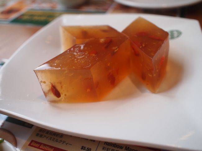 デザートに、キンモクセイとクコの実のゼリー(4.50ドル)を。上品且つさっぱりしたお味。沢山食べなくてもいいという感じでしたが、何だか綺麗になれそう( ´∀｀)<br /><br />こんなに食べてしまったけれど、朝だったおかげでアルコールを飲まなかったので、しめて42.41ドルでした。チップ込みで、50ドルをカード払い。中華料理は、比較的リーズナブルで、美味しくて、手早くて、楽しい＼(^o^)／すんばらしい～♪