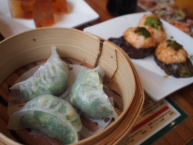 エビとニラの蒸し餃子(5ドル)。こちらも安定の美味しさ。