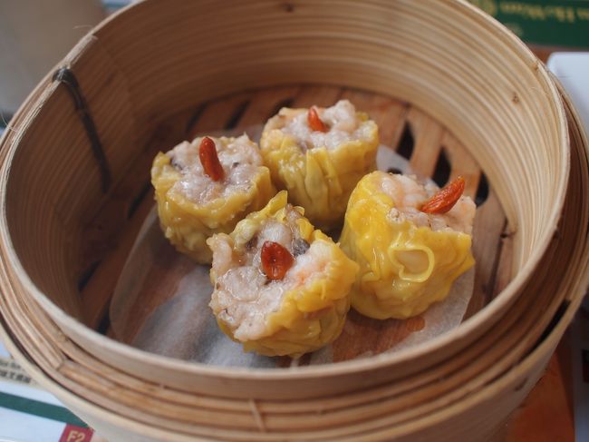 こちらは、お代わりしてしまった豚肉とエビの焼売(5.25ドルだったと思う)。エビのプリプリ感とお肉のジューシーさがたまりません(о´∀`о)<br />美味しい～♪<br />夫は、チャイナタウンのレジェンド・シーフード・レストランよりも、こちらの点心の方が好きだと言っていました。子どもは、レジェンドの雑多な雰囲気も、ティムホーワンの小綺麗さも、どちらも好きみたいで選べないようです。私も選べないけど、徒歩で来られる気楽さで、こちらに軍配があがるかな。<br />とにかく、中華料理は何処で食べても美味しくて素晴らしいことだけは確か。