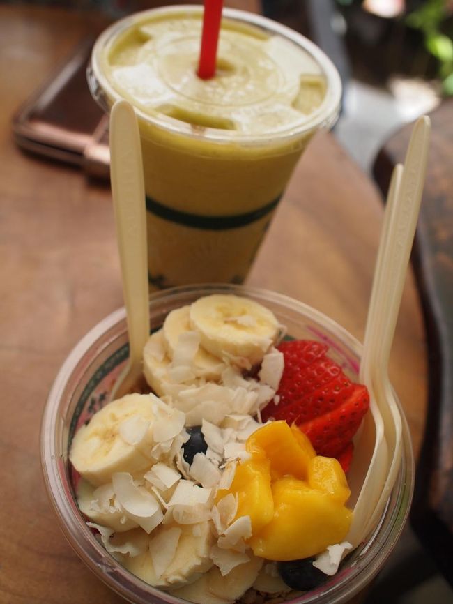 ピタヤボウル(9.75ドル)は大きめなので、3人でシェア。私は、ドクターグリーン(6.45ドル)というグリーンスムージーも飲みました。夫と子供は、もっとジュースっぽいスムージーを。<br /><br />夫が術後1ヶ月も入院し、退院してからも普通の食事が出来ず、なんやかんやで、固形物が食べられ始めたのは6月近くになってから、その後、ハワイに向けてビールなどにもトライし始め、食事に関しては、時々「痛い気がする」と言いつつも、元通りに。朝・昼・晩、毎日の食事メニューが本当に悩みの種でしたが、こう言ったピタヤボウルやスムージーなら、たくさん食べても大丈夫だったのかも、などと思いながら飲みました。<br />こうしてハワイに共に来られて、何でも食べられて、有難いとしか言えません。<br />「今夜が峠になります」って、本当に言われてしまいました。あのときのことを思い出して、私は度々恐れを感じます。健康第一。くわばらくわばら。。。