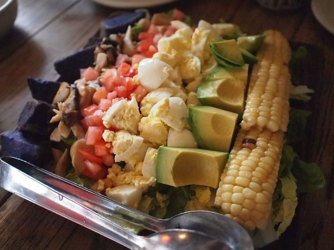 アイランド・コブサラダ、14ドル。<br />こちら、ものすごくボリュームがあって、美味しくて、如何にも体によさそう！<br />よく食べきりましたf(^_^;<br />