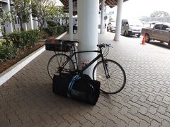 空港につきました。荷物をほどき、自転車をたたみます。蚊に襲われながら一生懸命に片付けます。