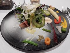 晩ご飯はいつものkazuya さん
写真はテクスチャー30種のお野菜。
絶品でした。