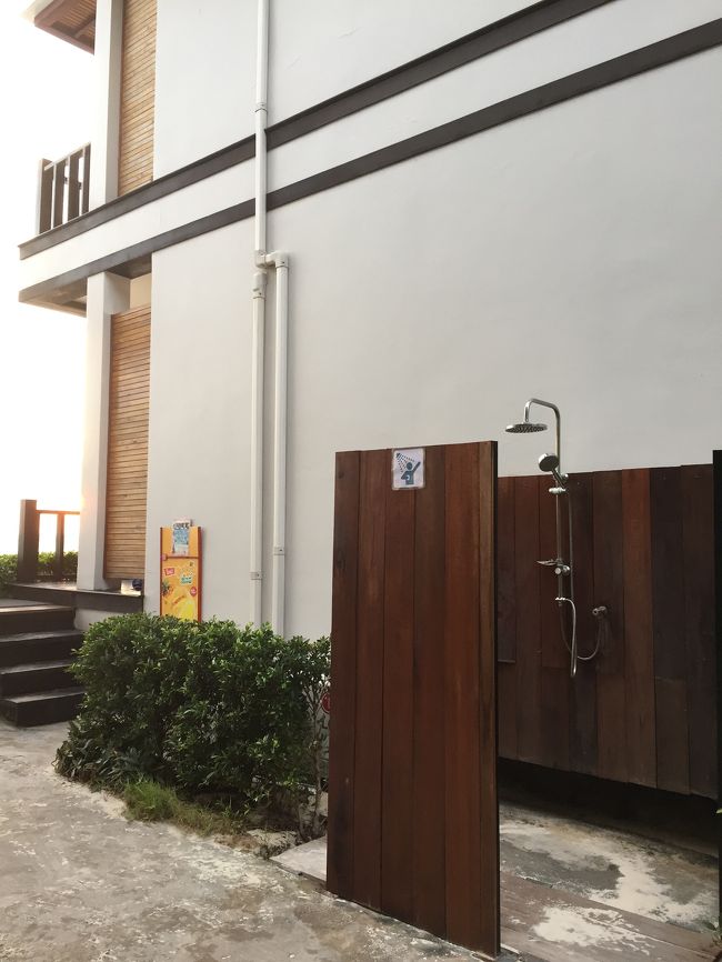 ビーチに出る手前にシャワー。海で遊んで砂だらけで帰ってきたら、ここで砂を落としてお部屋に戻ることができます。
