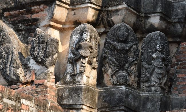 トウモロコシの塔にあった彫り物、シバ神のレリーフです。<br />10時を過ぎて、いよいよ暑くなってきました。