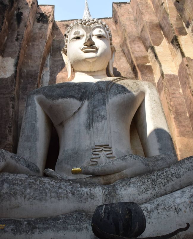 この仏像は、建物の中で座っていますが、参拝者は、見下げられている威圧感を覚えます。