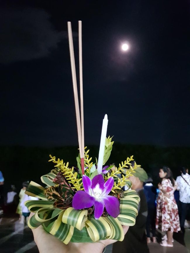 せっかくなので、私たちも灯篭を買って川へ流すことに。