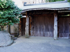 その坂に面して堂々とした門を持つ屋敷が建っていた。
旧磯野家住宅で、銅板葺の屋根や銅版が特徴的な外観から通称『銅御殿』と呼ばれている。
実業家の磯野敬が建てたもので、主屋は大正元年(1912)、門は大正２年(1914)に竣工したもので、ともに重要文化財だそうだ。