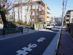 中学校の北側を回り込みながらしばらく歩くと、団平坂に出た。
江戸の頃、この坂の途中に団平と言う米搗き住んでいたから名付けられたと言う。
庶民の名前が付くのは珍しいので、余程名の知られた人だったのだろう。